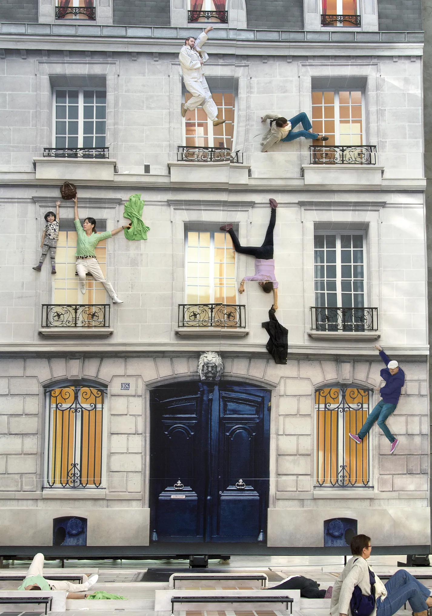 Instalação Bâtiment de Leandro Erlich com fachada projetada no chão