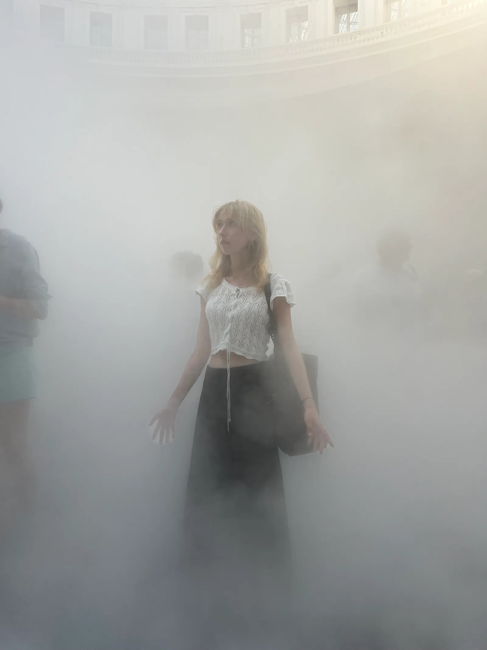Visitantes atravessam a nuvem de vapor da instalação de Fujiko Nakaya