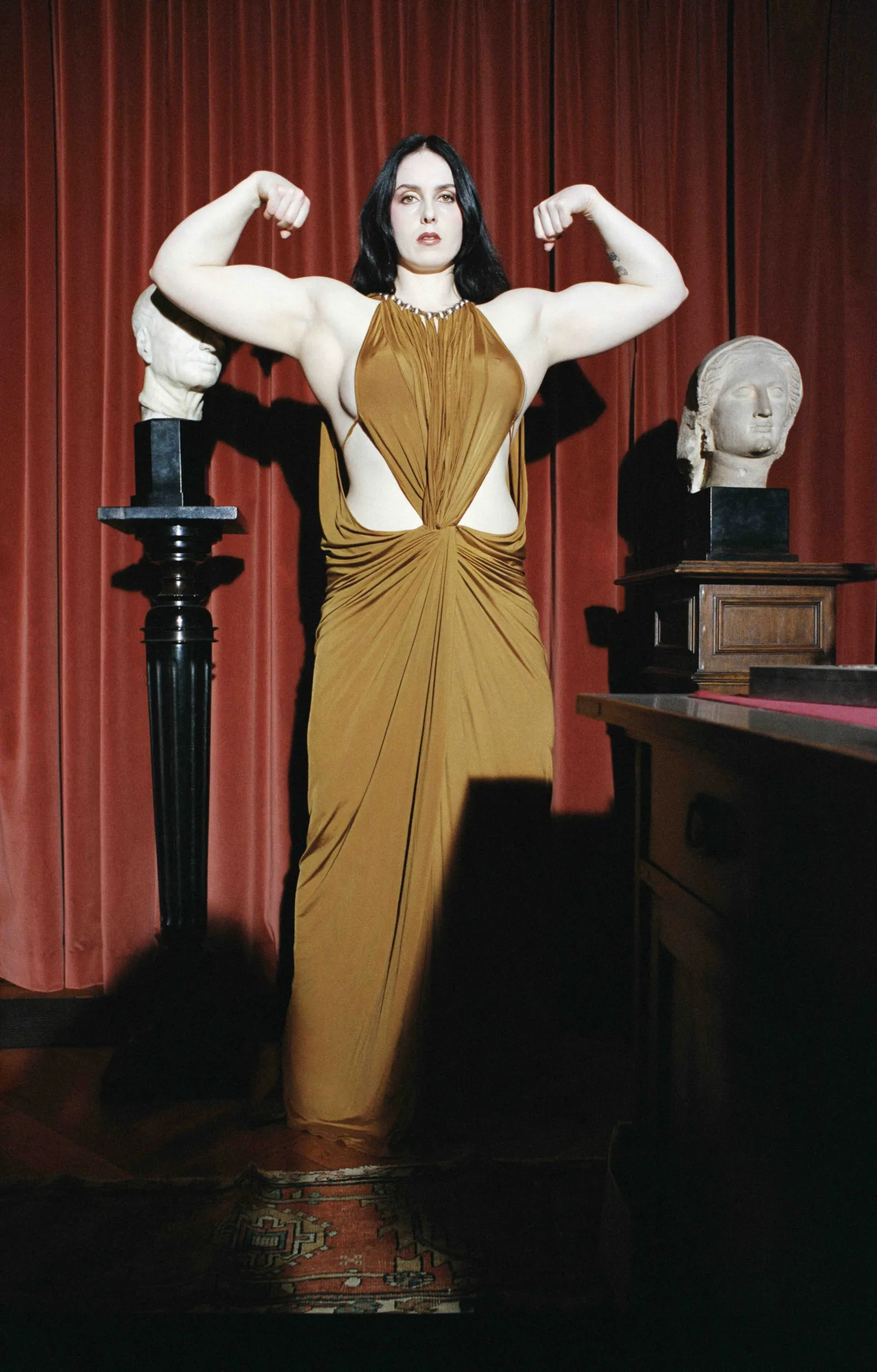 Retrato em preto e branco de corpo feminino musculoso por Camille Vivier
