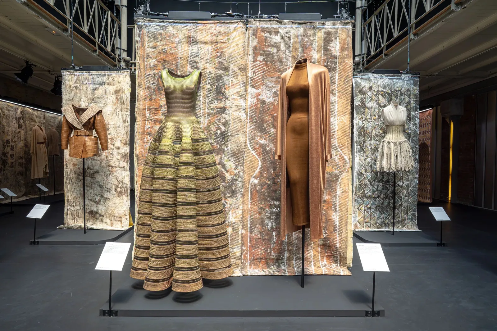 Peça de vestuário da mostra Alaïa et l'Afrique na Fondation Azzedine Alaïa