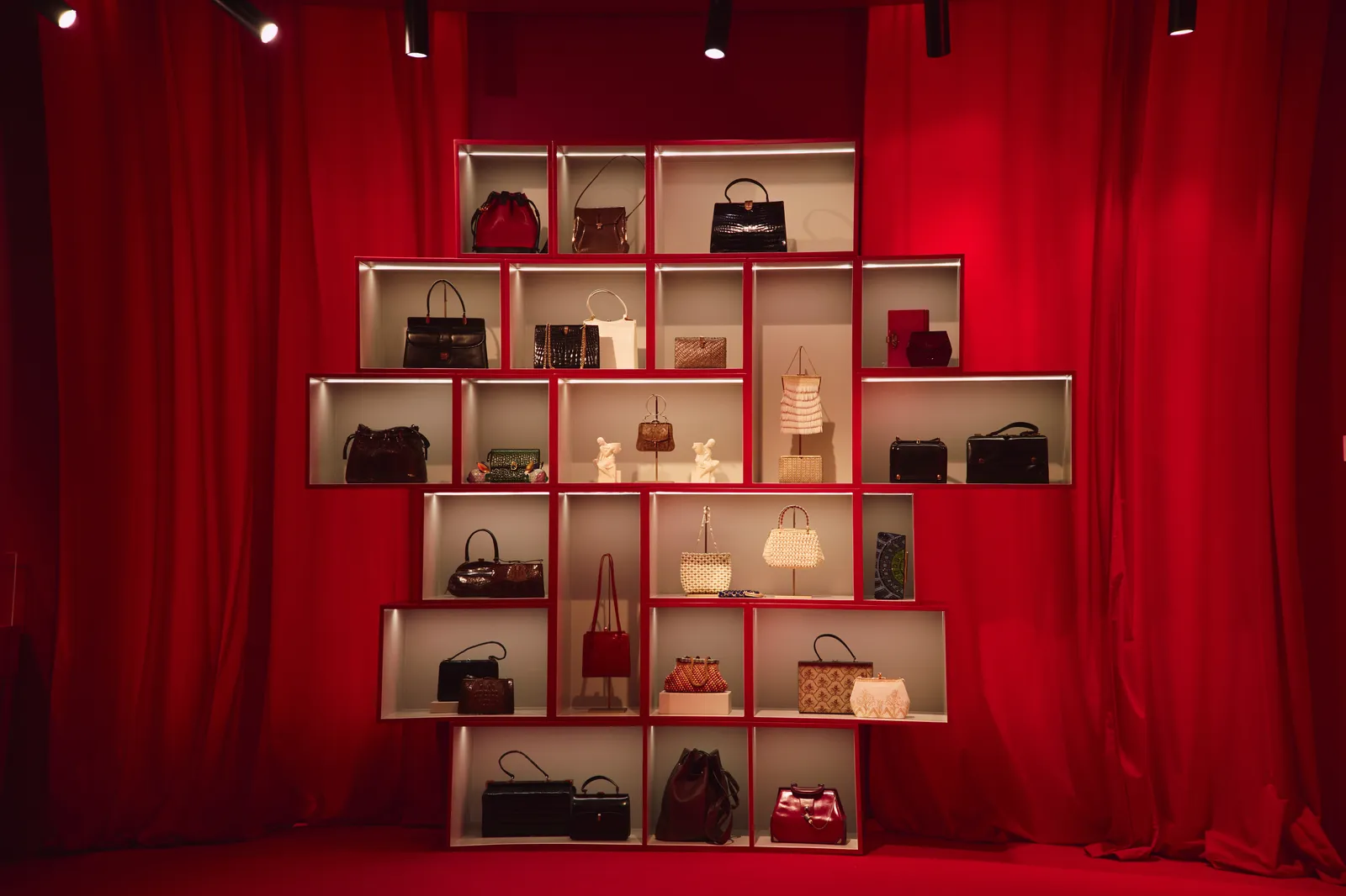Vitrine da mostra Lancel Toujours em Paris