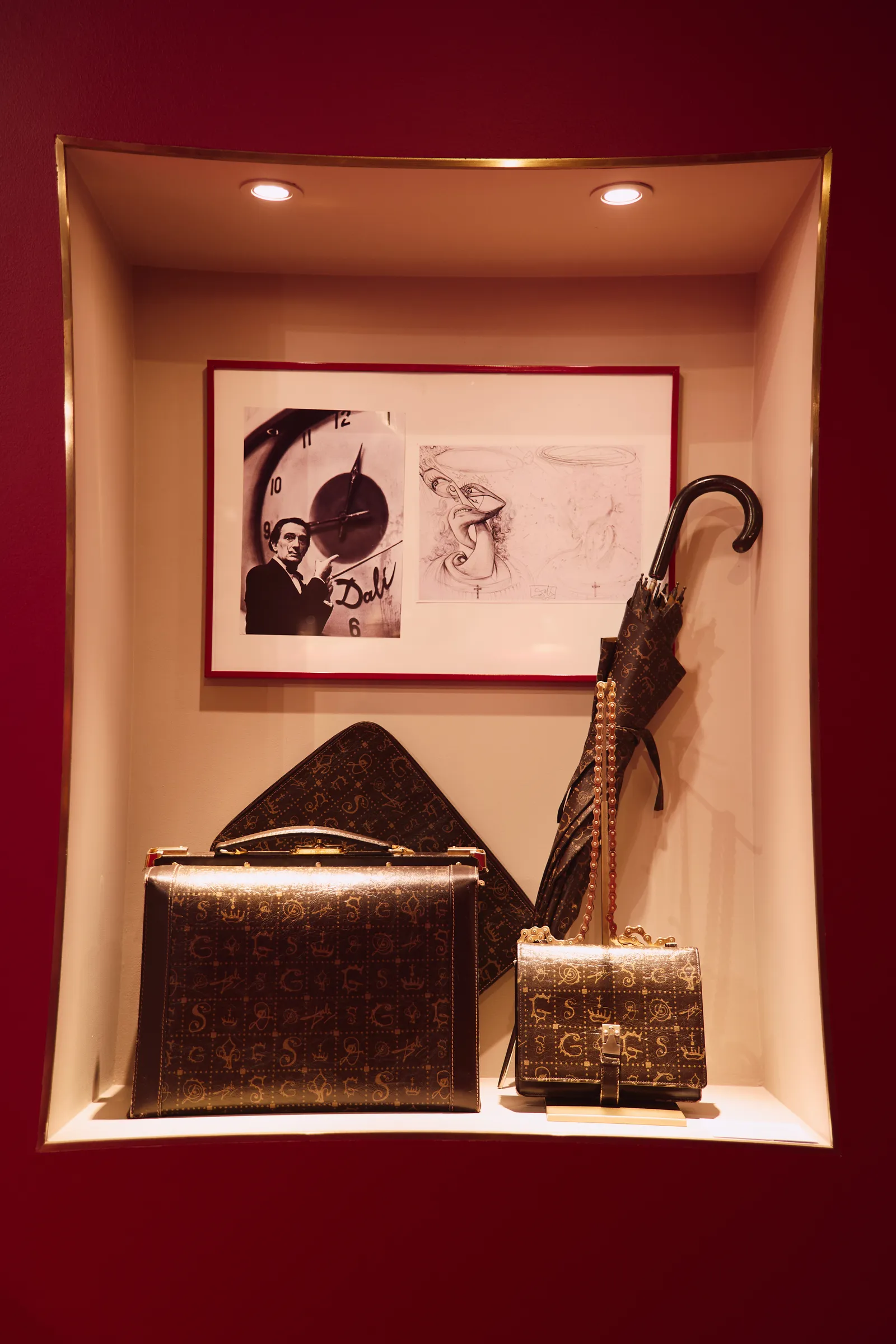 Instalação da mostra dedicada aos 150 anos da Lancel