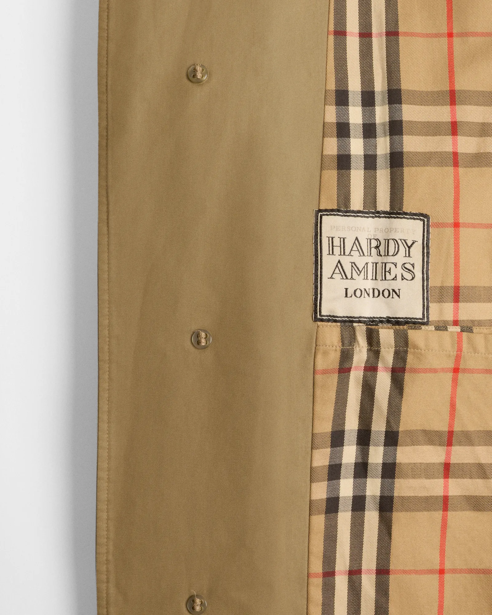 Trench coat Burberry em exposição no V&A de Londres