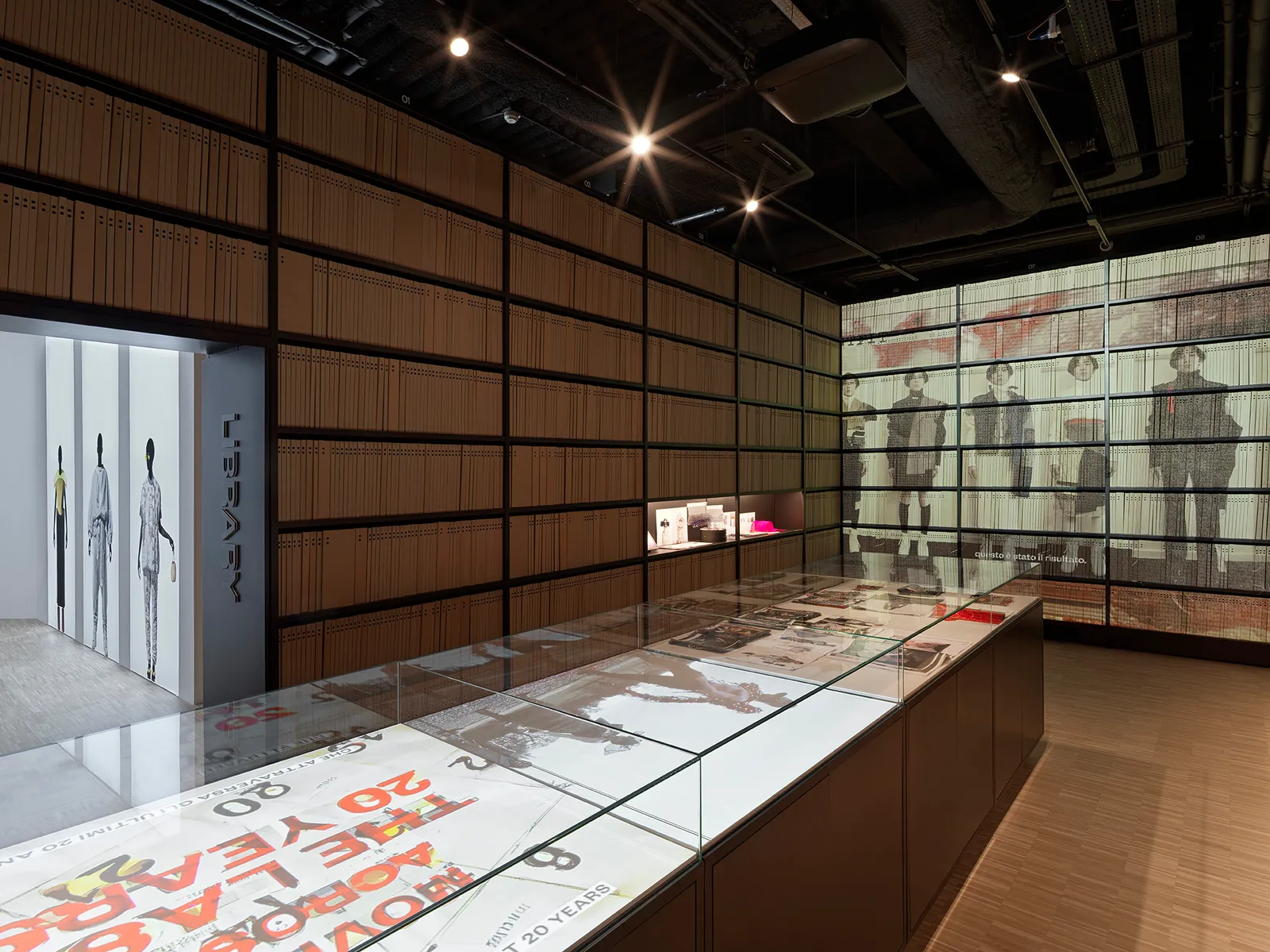 Biblioteca de referências visuais na mostra Exposure