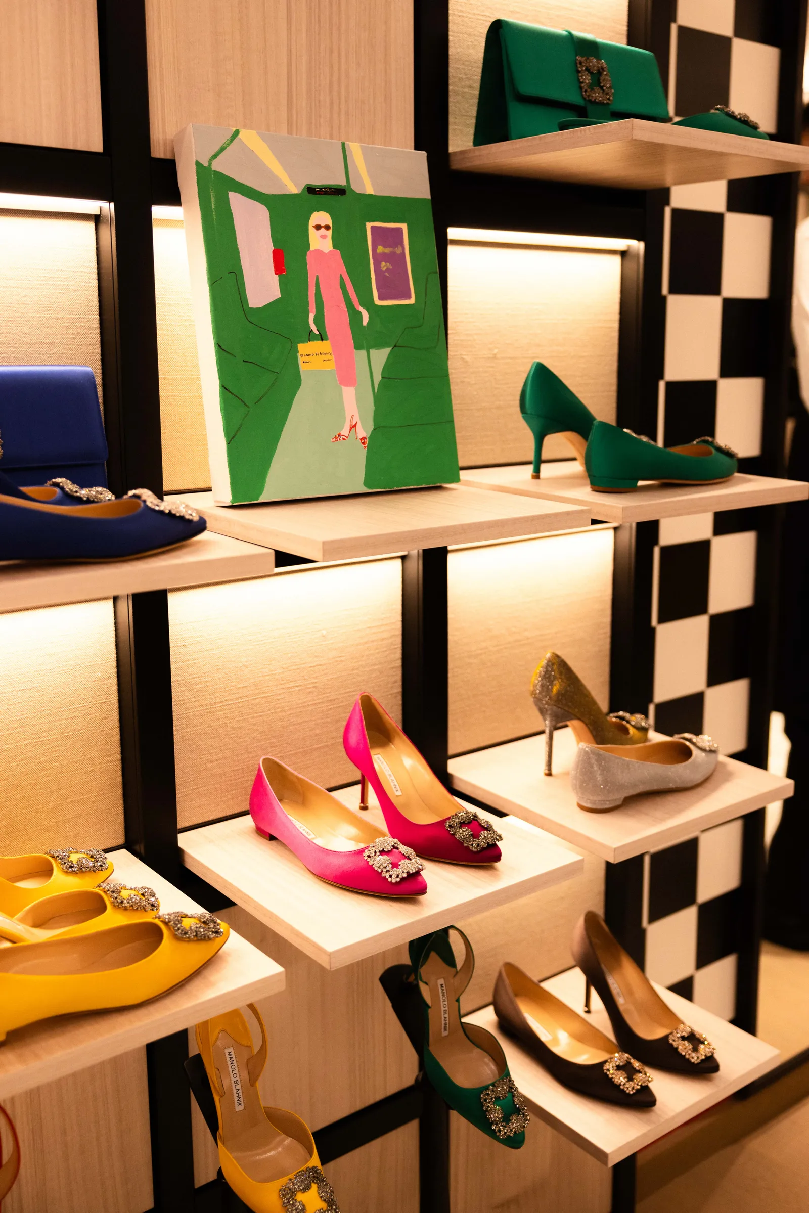 Pintura de Hayley Axelrad exposta na boutique Manolo Blahnik