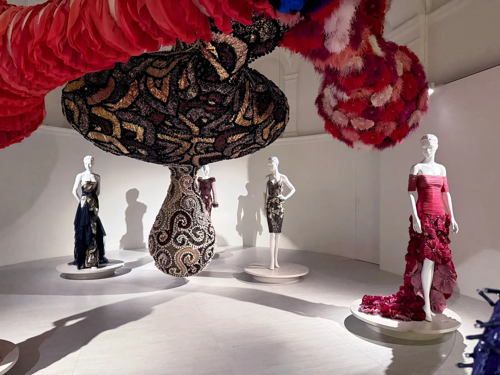Instalação artística da mostra Venus dedicada a Valentino Garavani