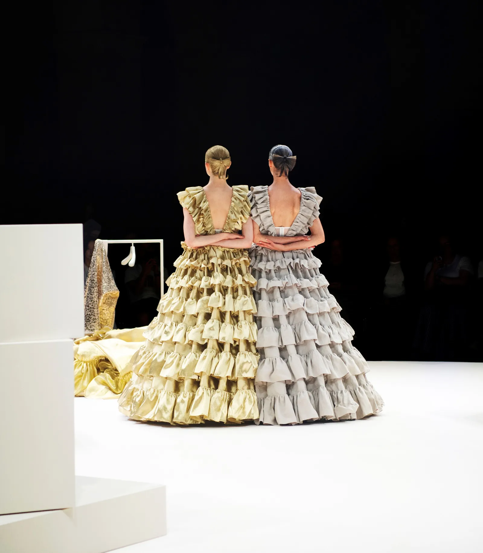 Look de alta costura de Viktor and Rolf exposto em Milão