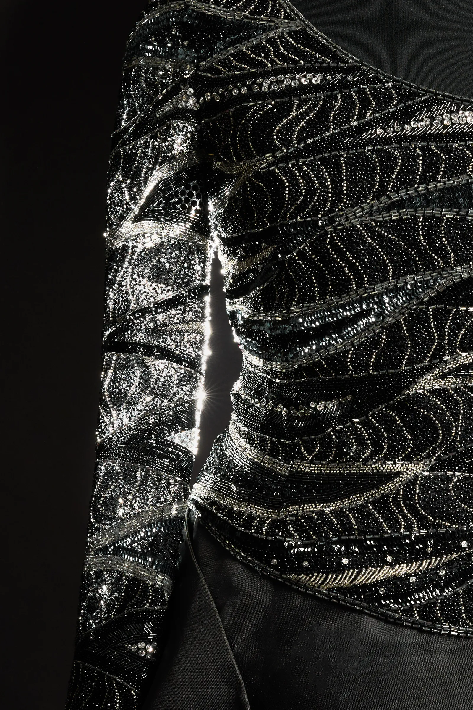 Detalhe conceitual de vestido de Fausto Sarli em exposição
