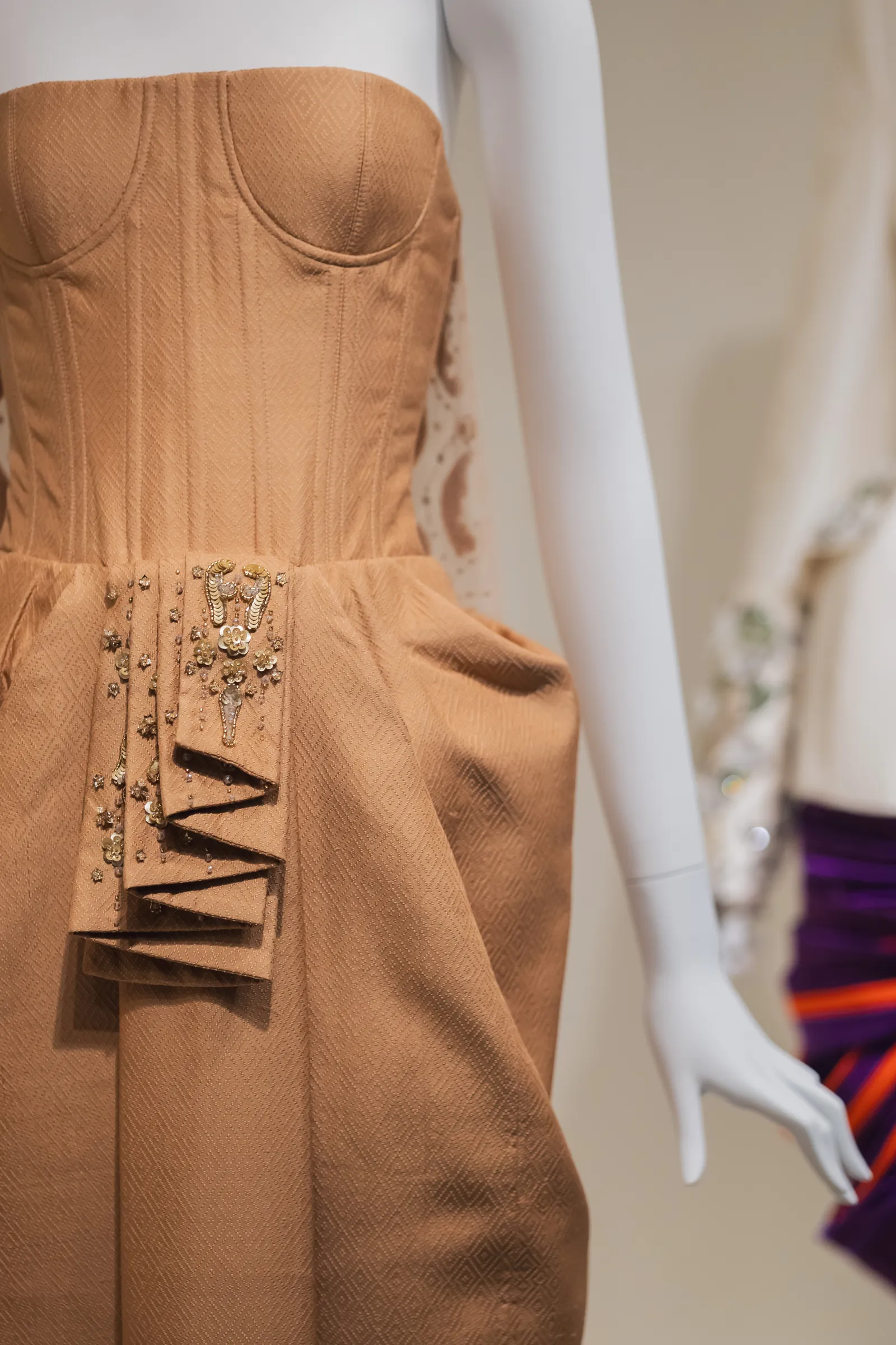 Vestido bordado da coleção real tailandesa exposto em Paris