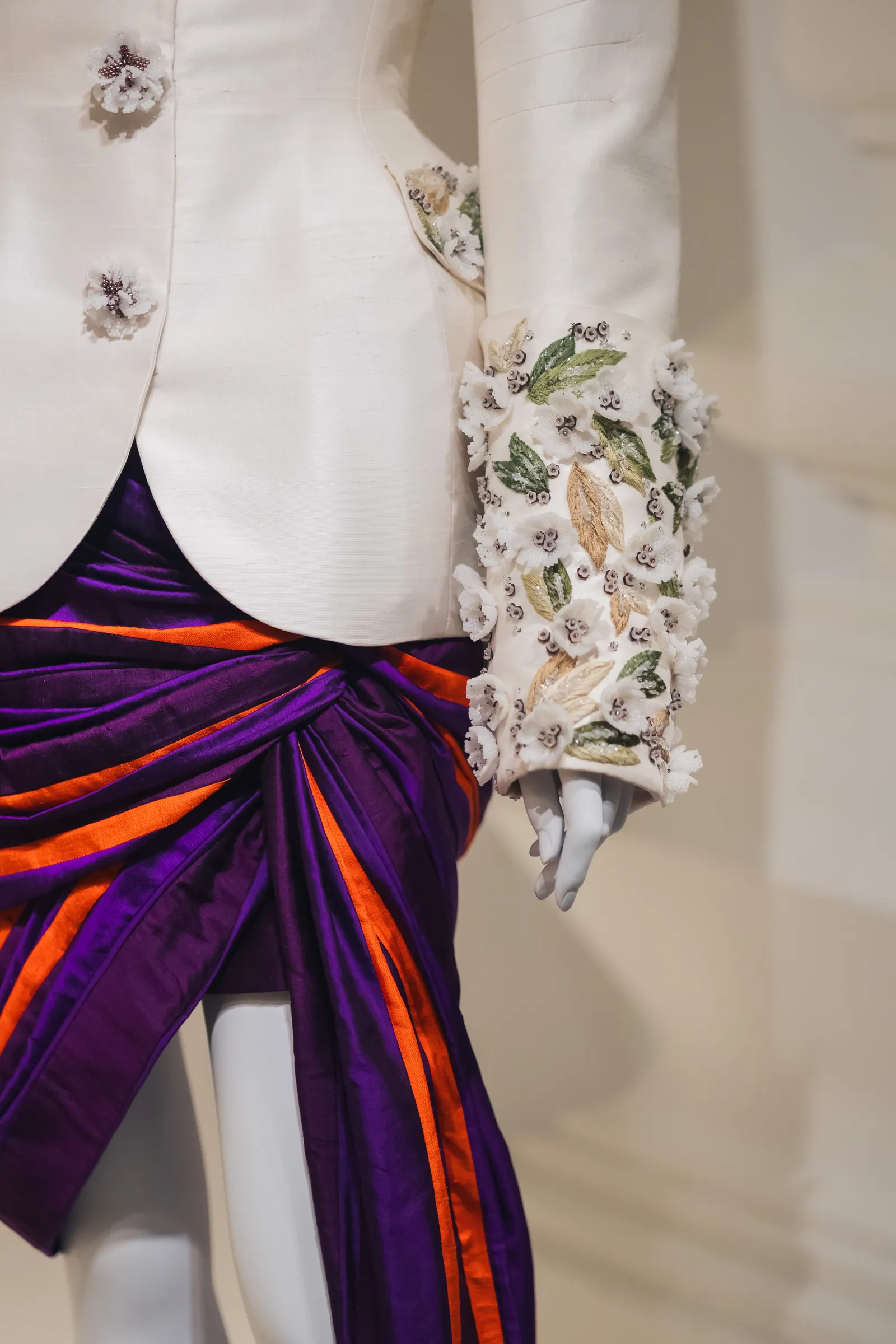 Detalhe de ricamo tailandês exposto no museu parisiense