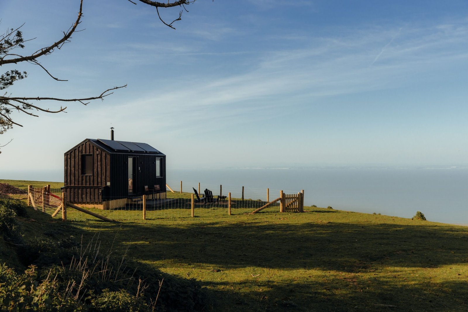 Cabine de madeira da Unplugged com vista para o litoral de Somerset