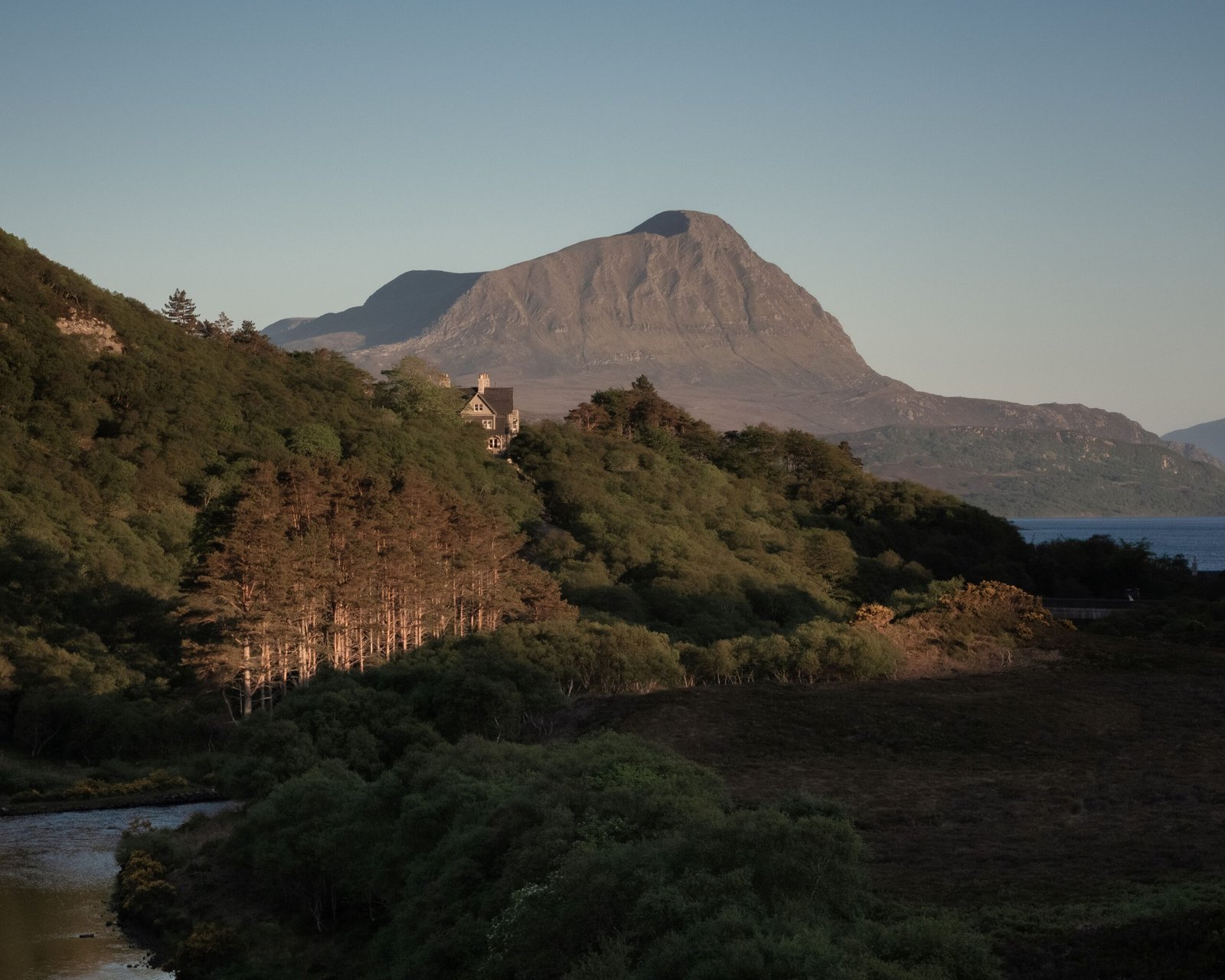 Fachada do Hope Lodge entre as montanhas de Sutherland