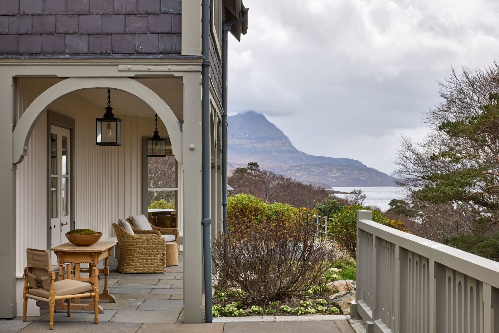 Paisagem externa do Hope Lodge com vista para Ben Hope e Loch Hope