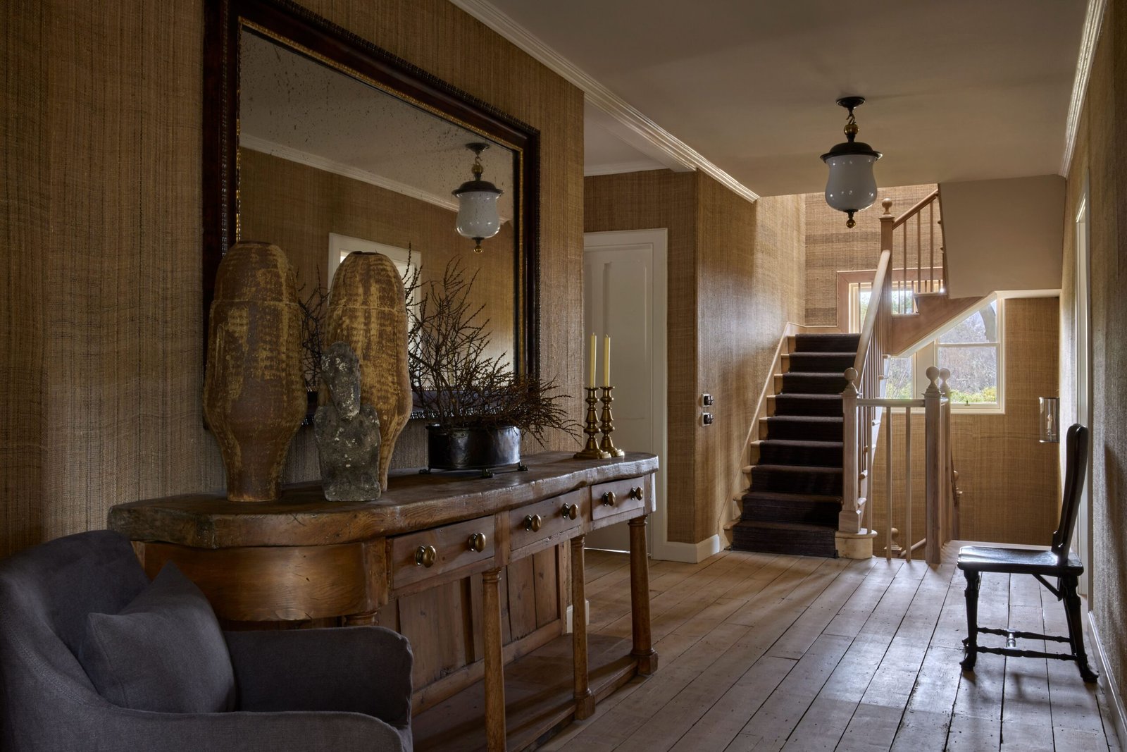 Corredor interno do lodge principal com decoração de época