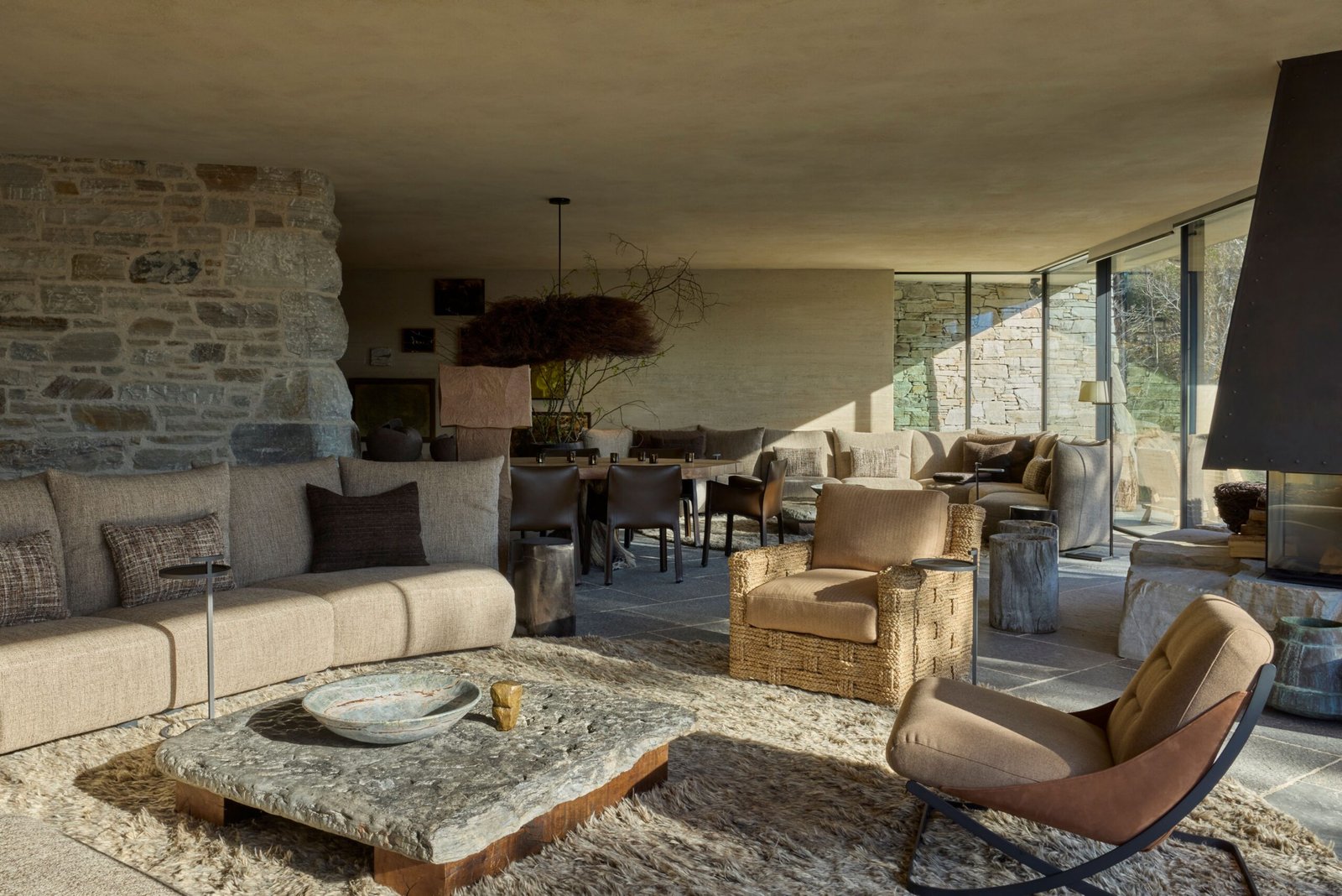 Sala de estar chamada Earth Room no lodge principal