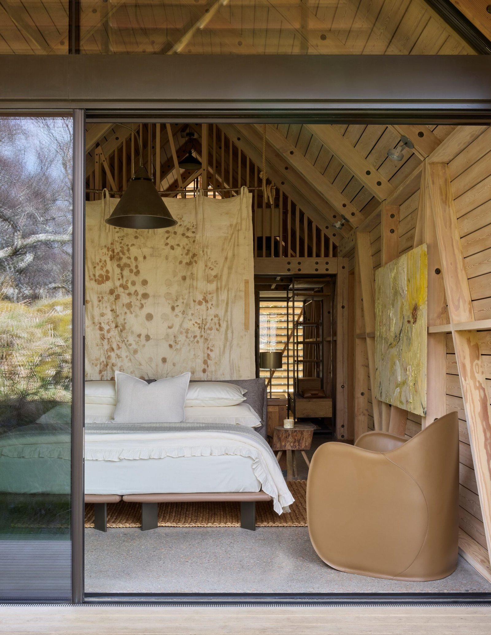 Interior da cabana An Cala nos bosques do Hope Lodge