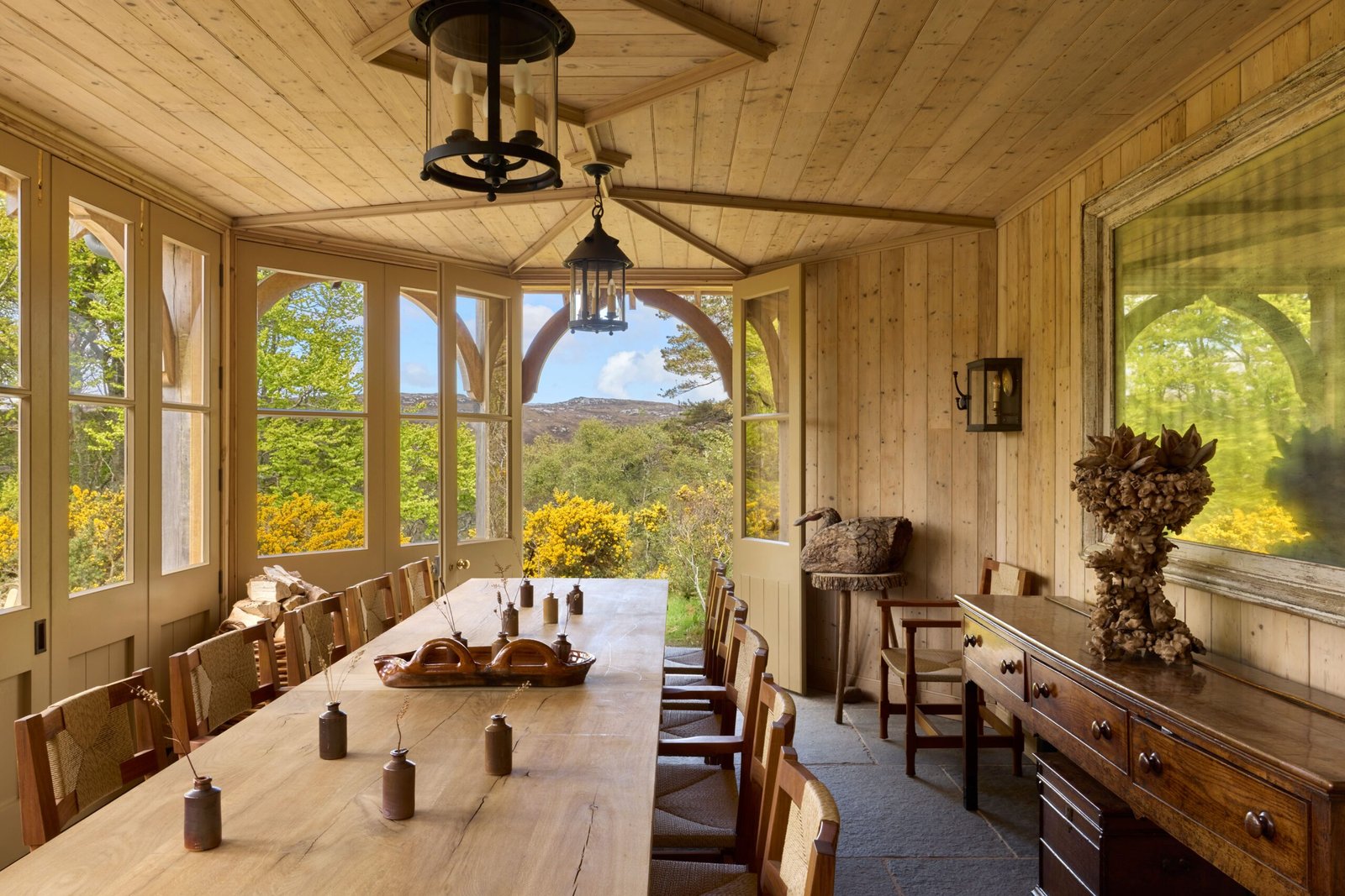 Vista externa do Hope Lodge com Ben Hope ao fundo