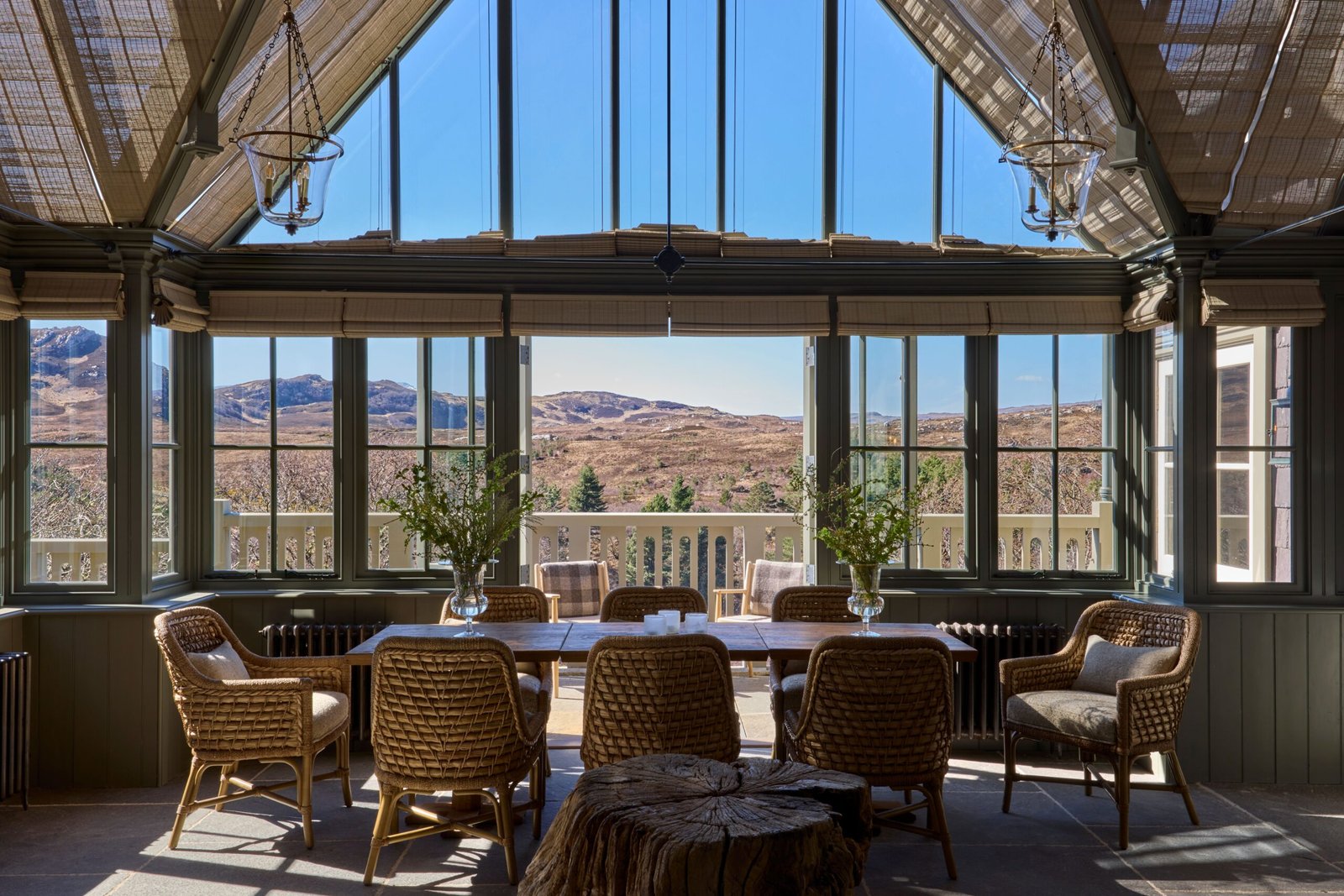 Sala de jantar do Hope Lodge com mesa longa posta