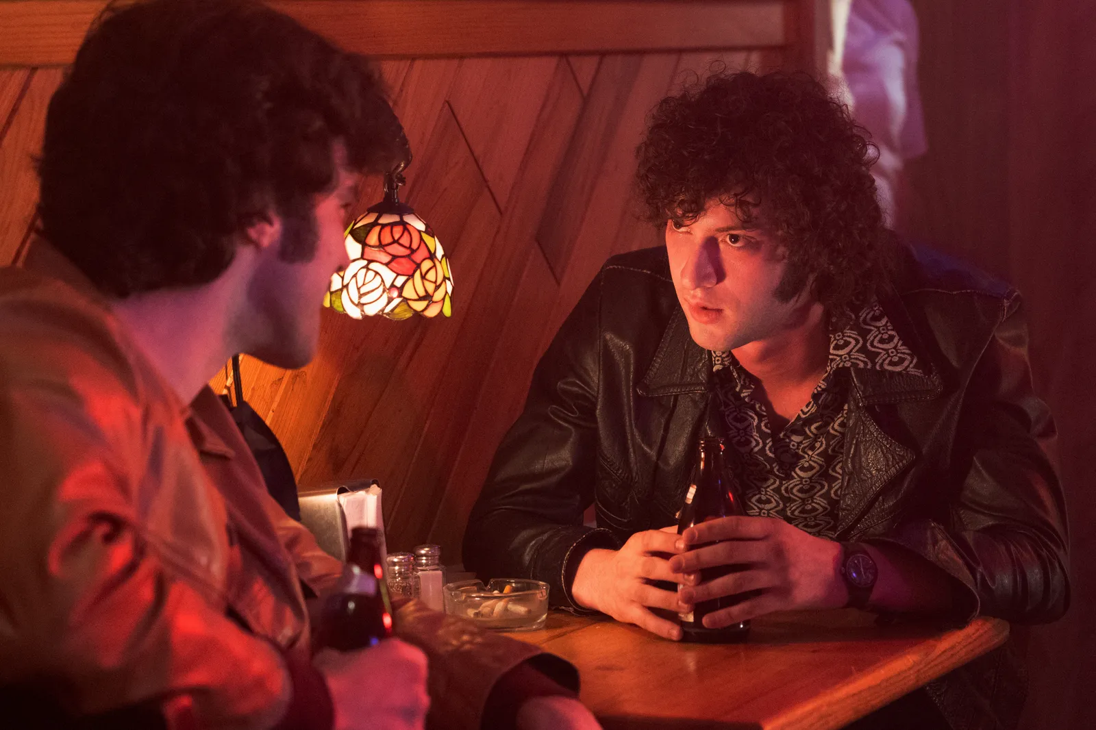 Cena do filme Tony com atores em clima de romance e nostalgia