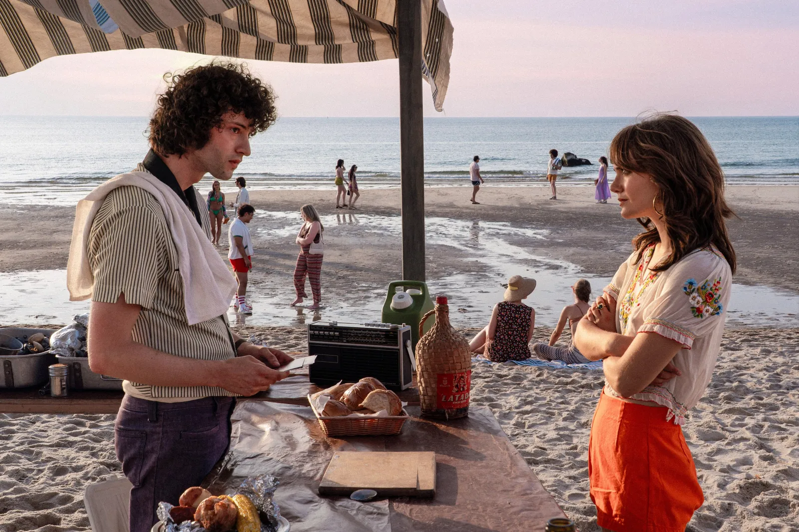 Cena de praia em Provincetown com personagens do filme Tony