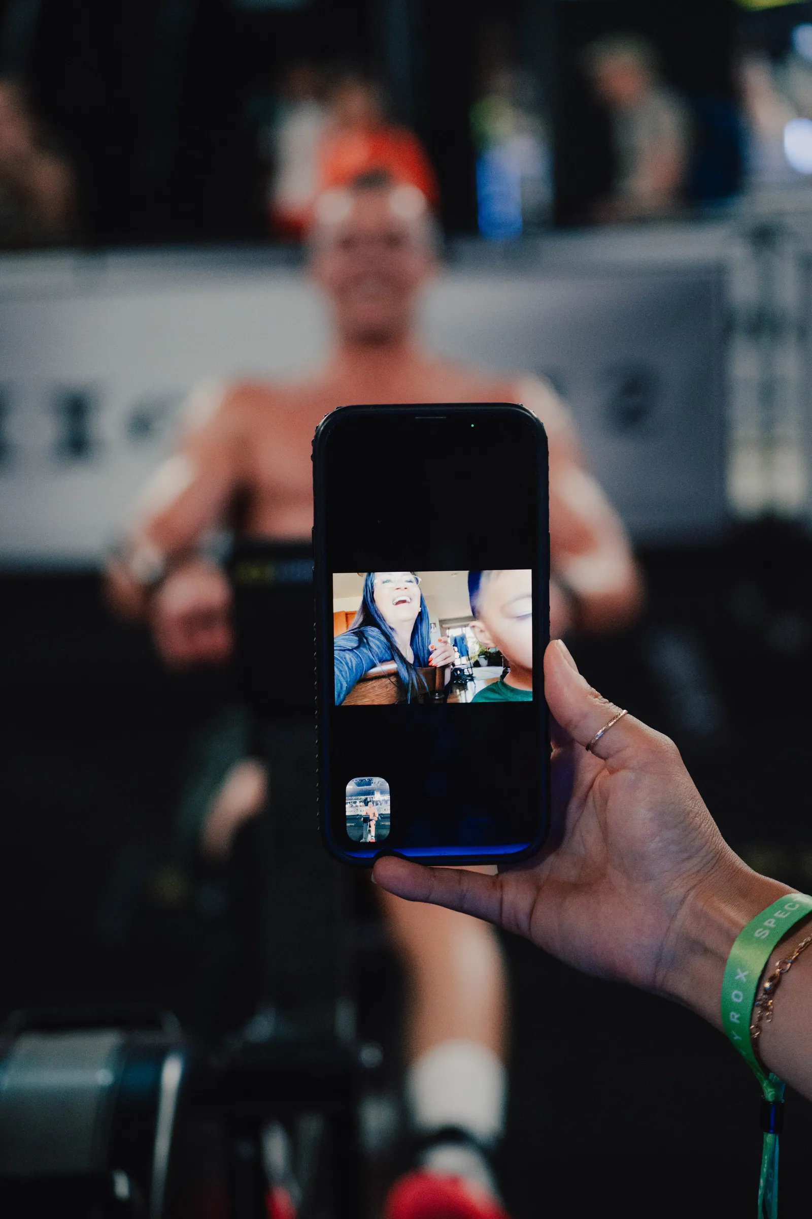 Atleta faz videochamada com o filho durante prova de remo no Hyrox