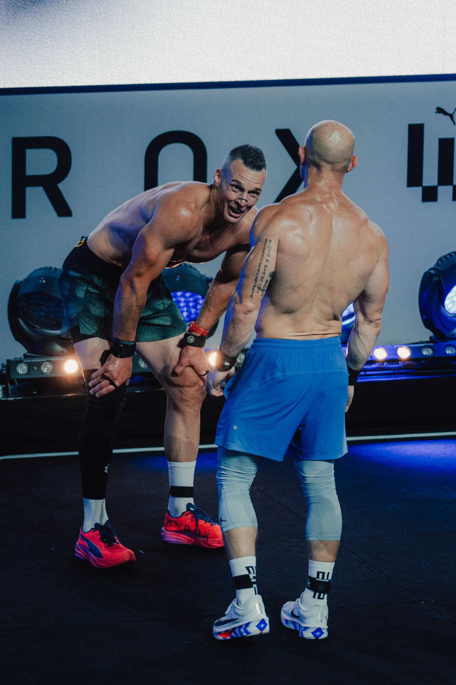 Atleta cruza a linha de chegada ao lado de outro competidor no Mundial de Hyrox