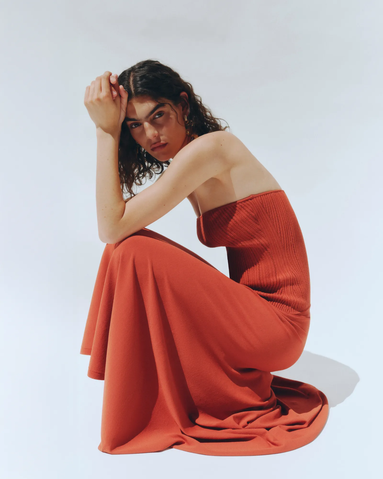 Look da coleção outono-inverno 2026 da Sessùn em tons terrosos