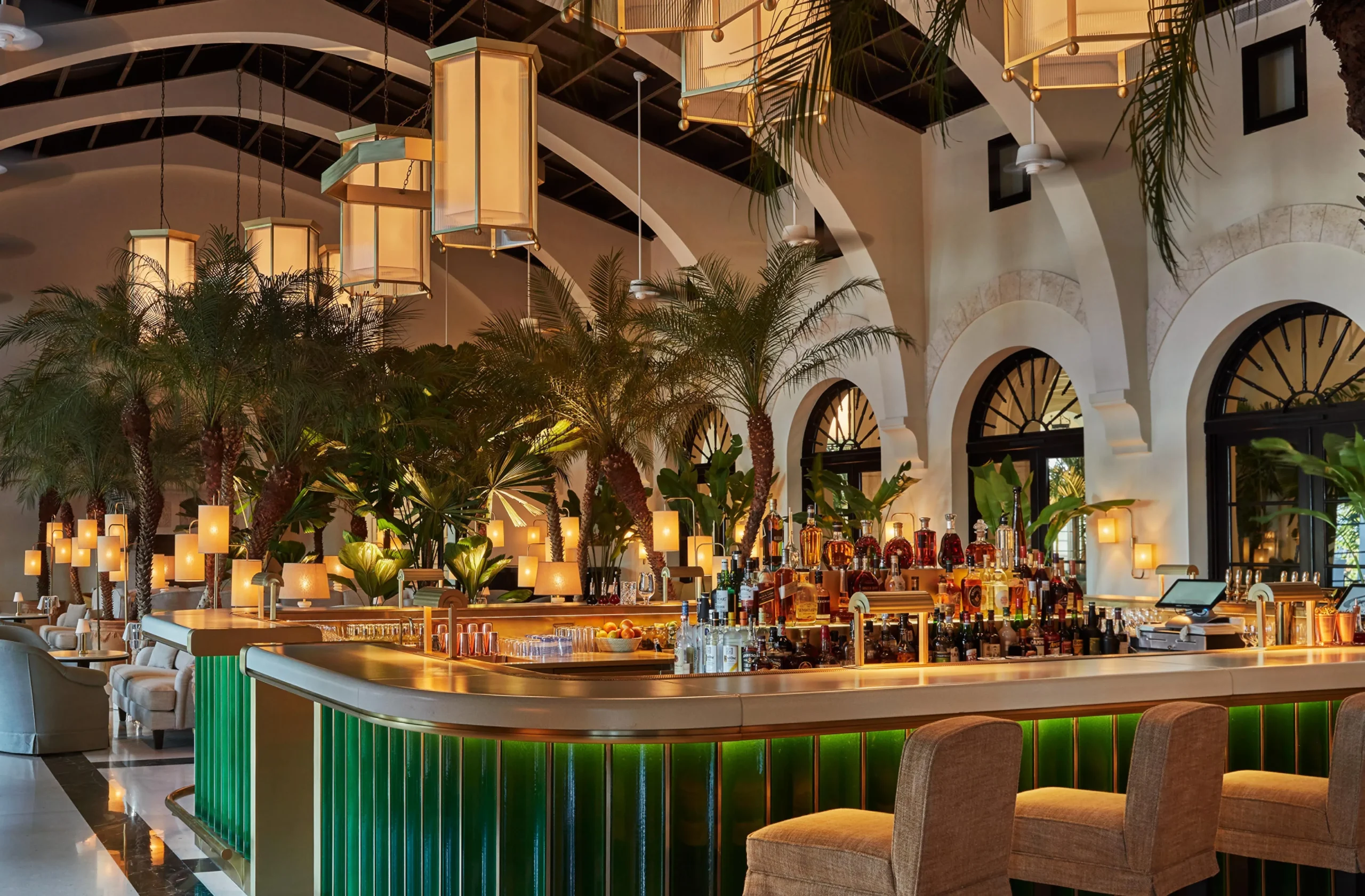 Interior do Champagne Bar com tetos arqueados e palmeiras