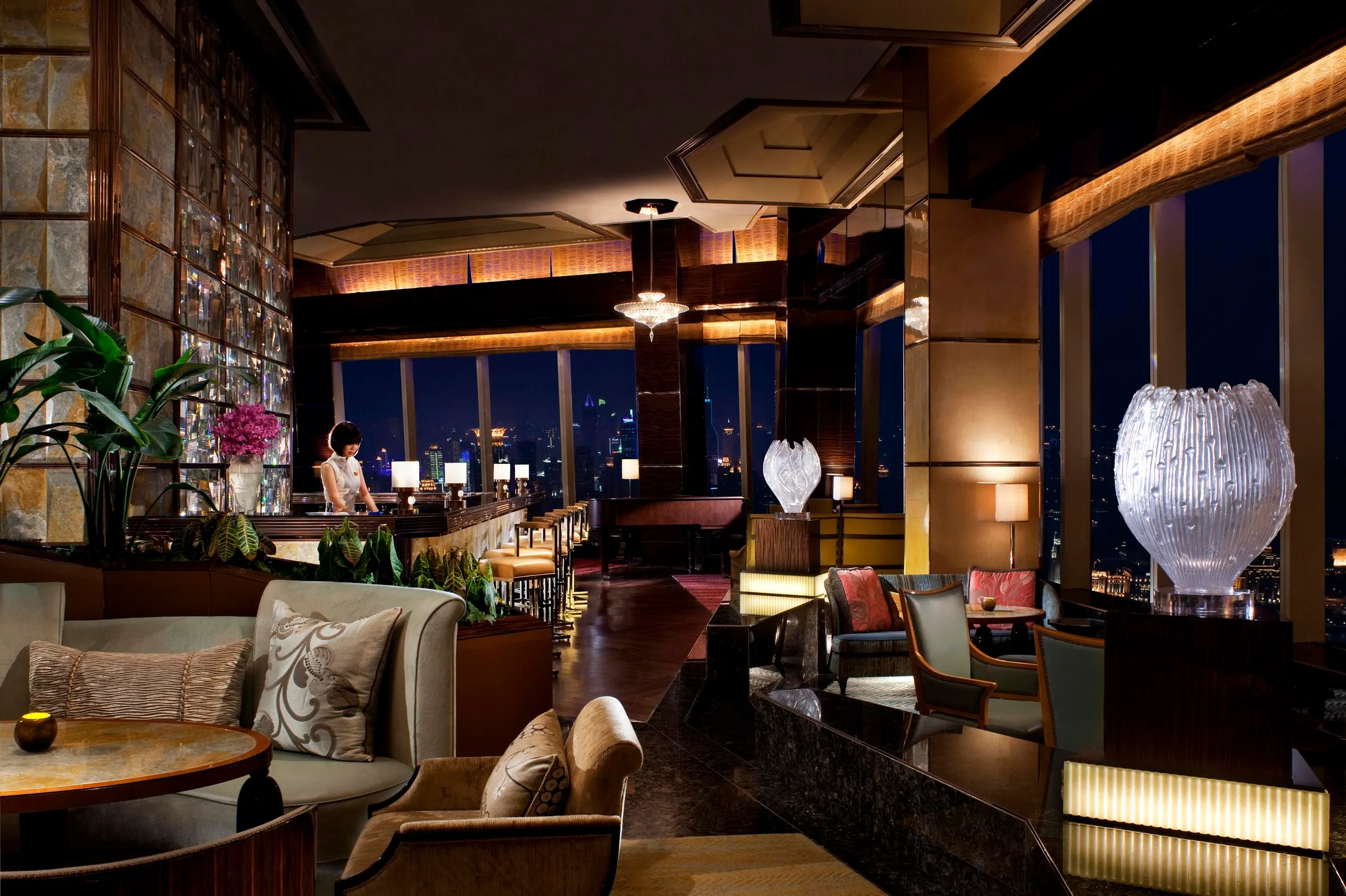 Salão art deco do Aura Lounge com vista panorâmica de Xangai