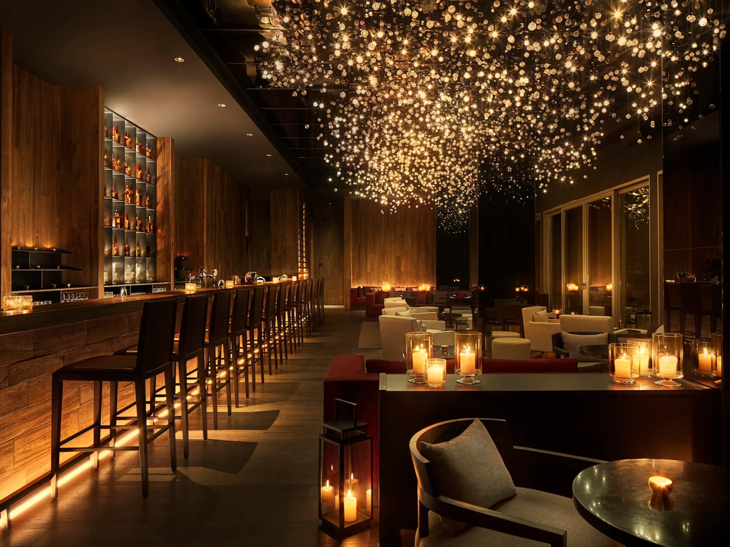 Bar suspenso com cristais pendentes no Sky Bar em Sanya