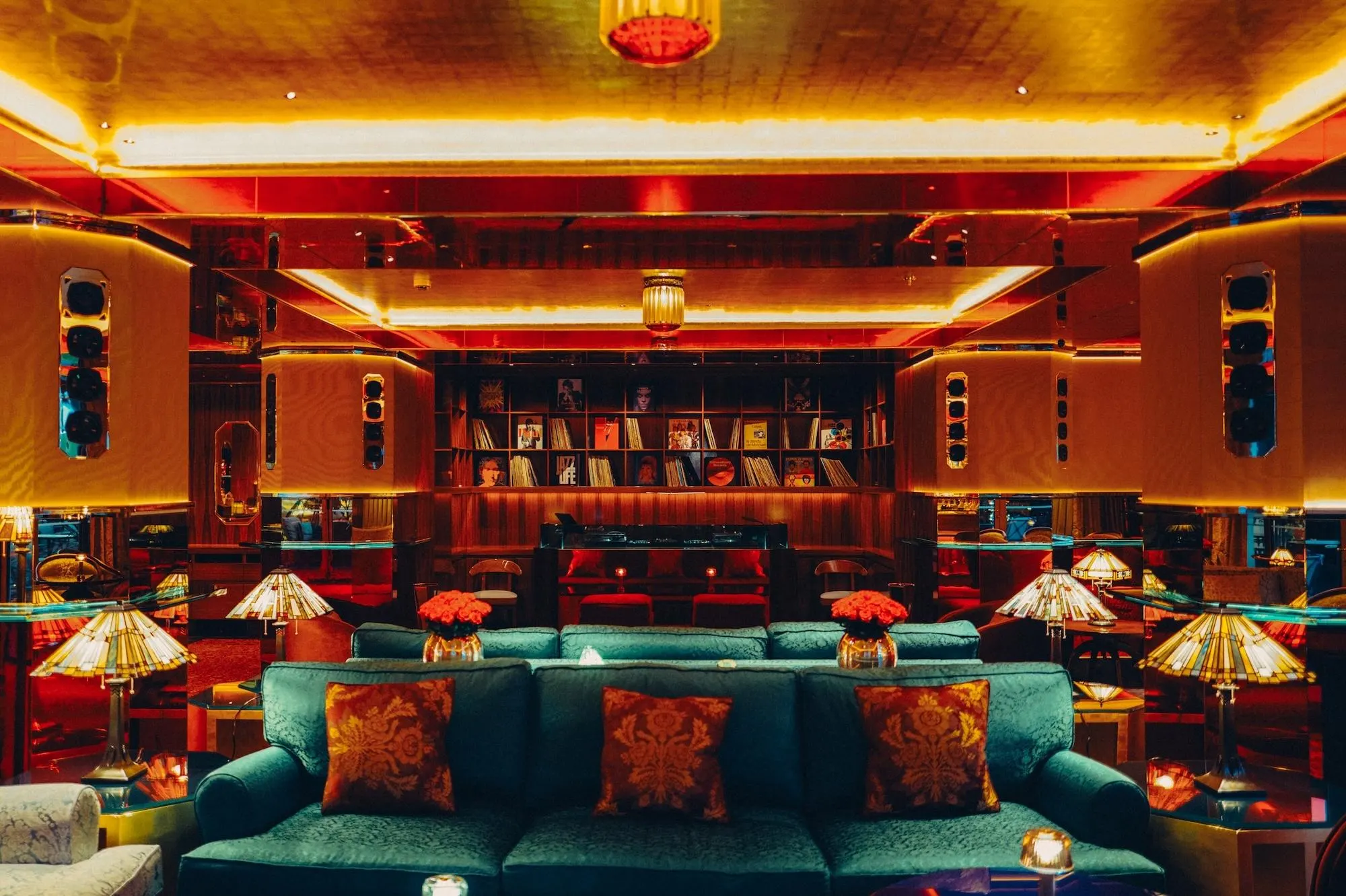 Bar com paleta vermelha e dourada no Hôtel Martinez em Cannes