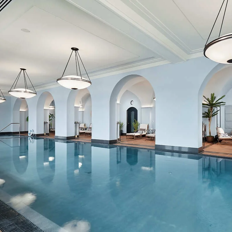 Quarto do Regent Porto Montenegro com decoração em tons náuticos