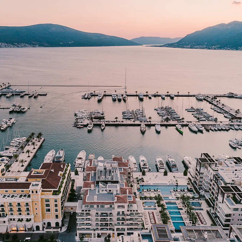 Área comum do Regent Porto Montenegro com pé-direito alto