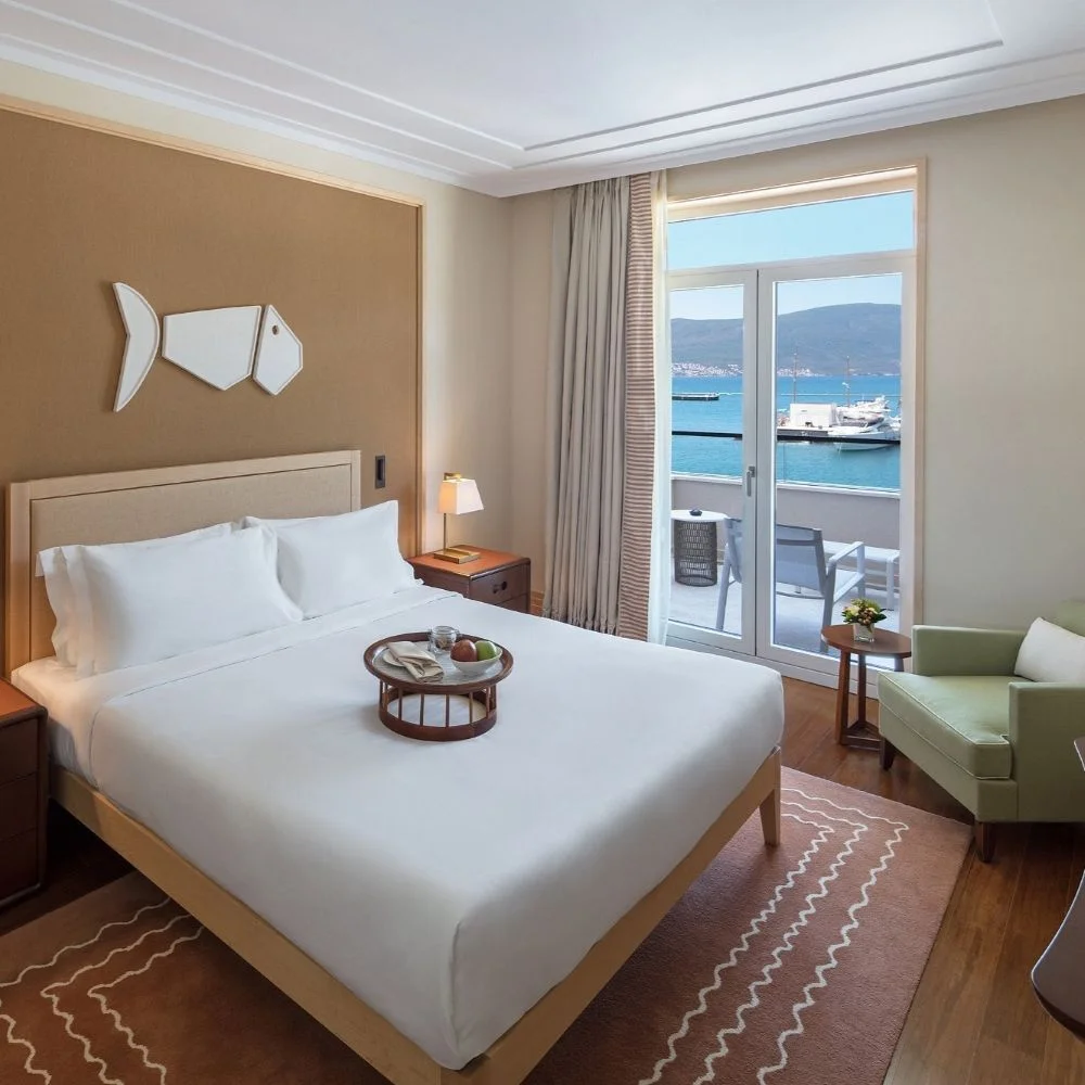Corredor iluminado do Regent Porto Montenegro