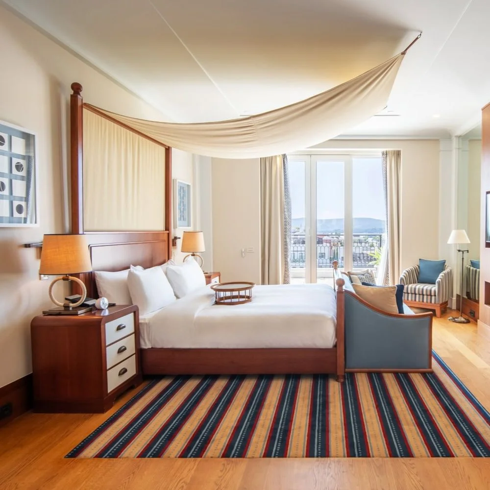Sala de estar de suíte no Regent Porto Montenegro