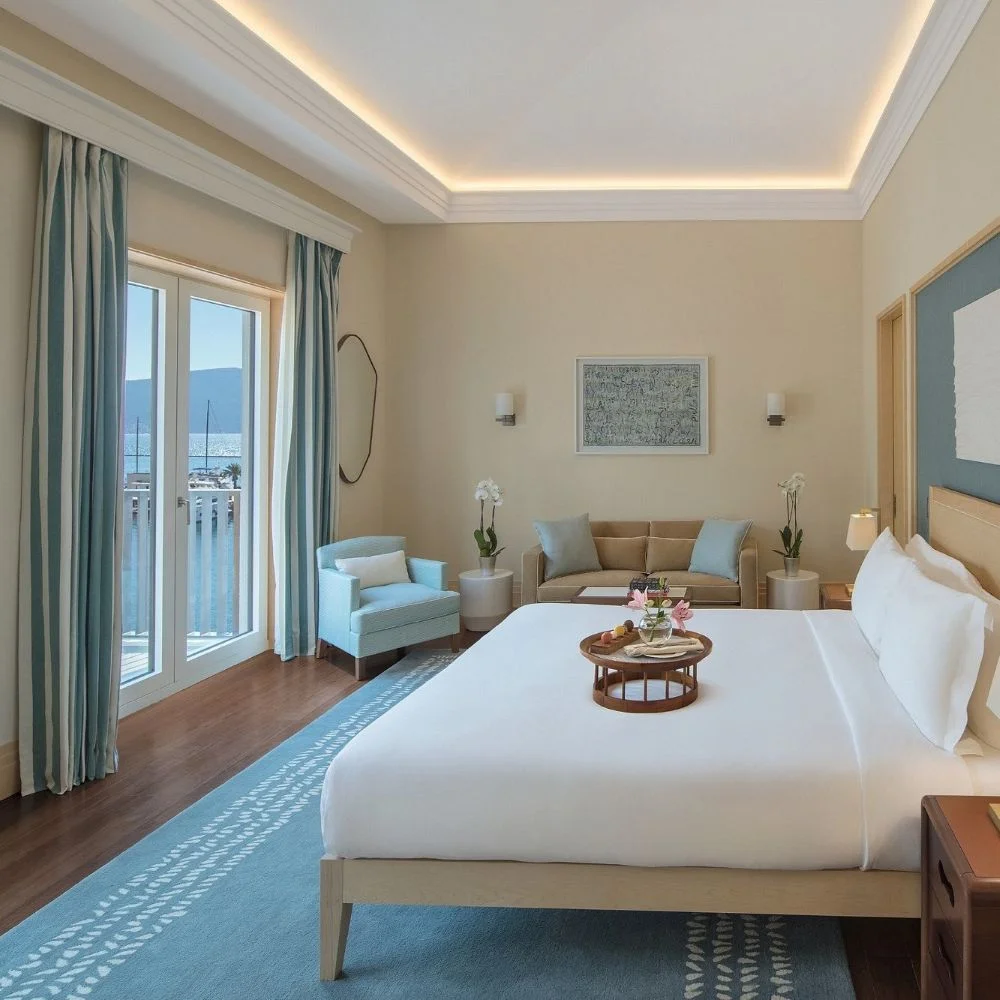 Mesa posta ao ar livre no restaurante do Regent Porto Montenegro