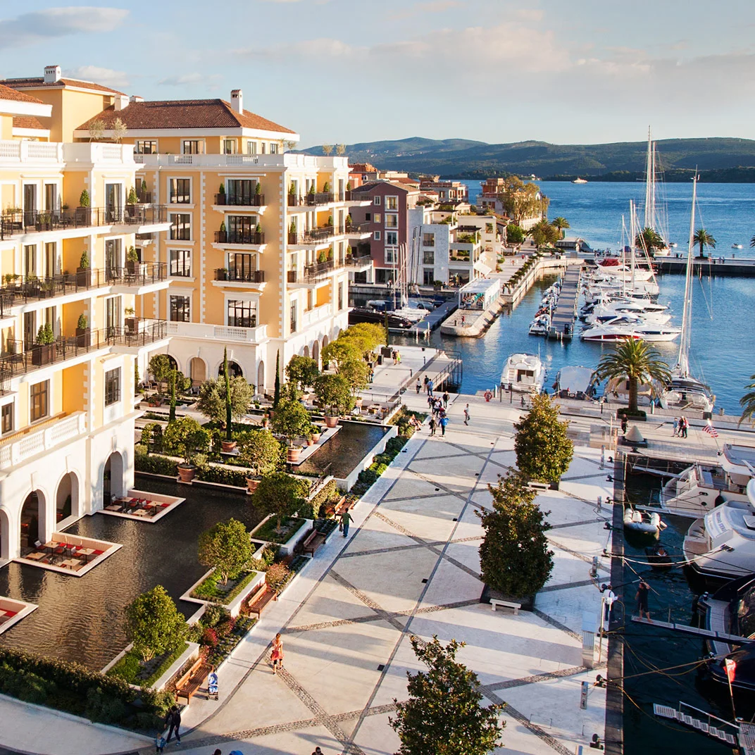 Bar ao ar livre com jardim no Regent Porto Montenegro