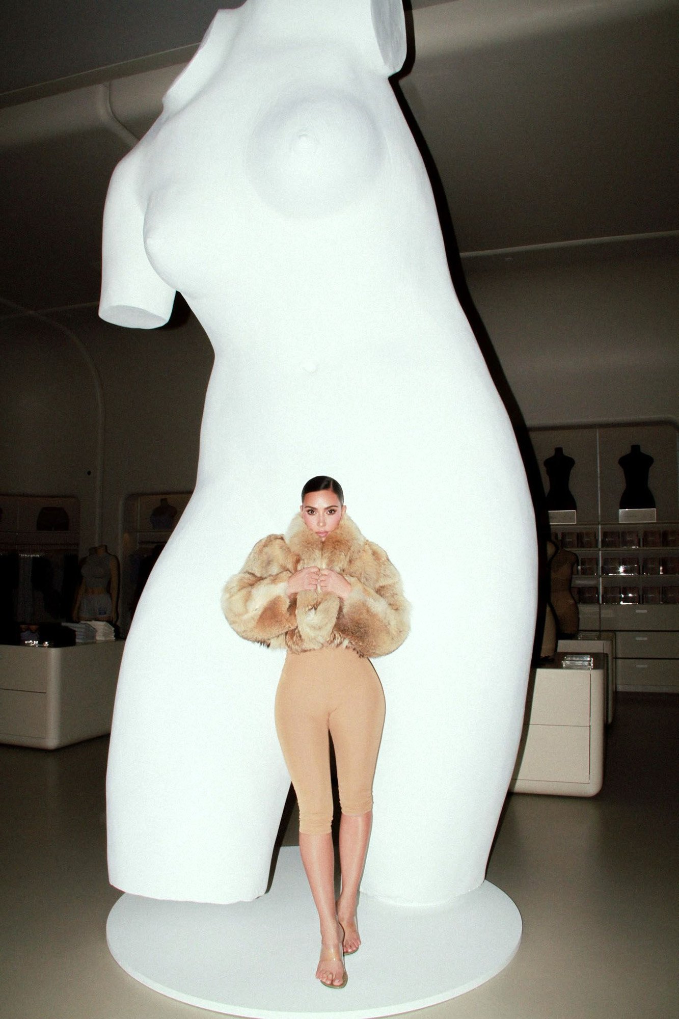 Kim Kardashian posa dentro da loja Skims