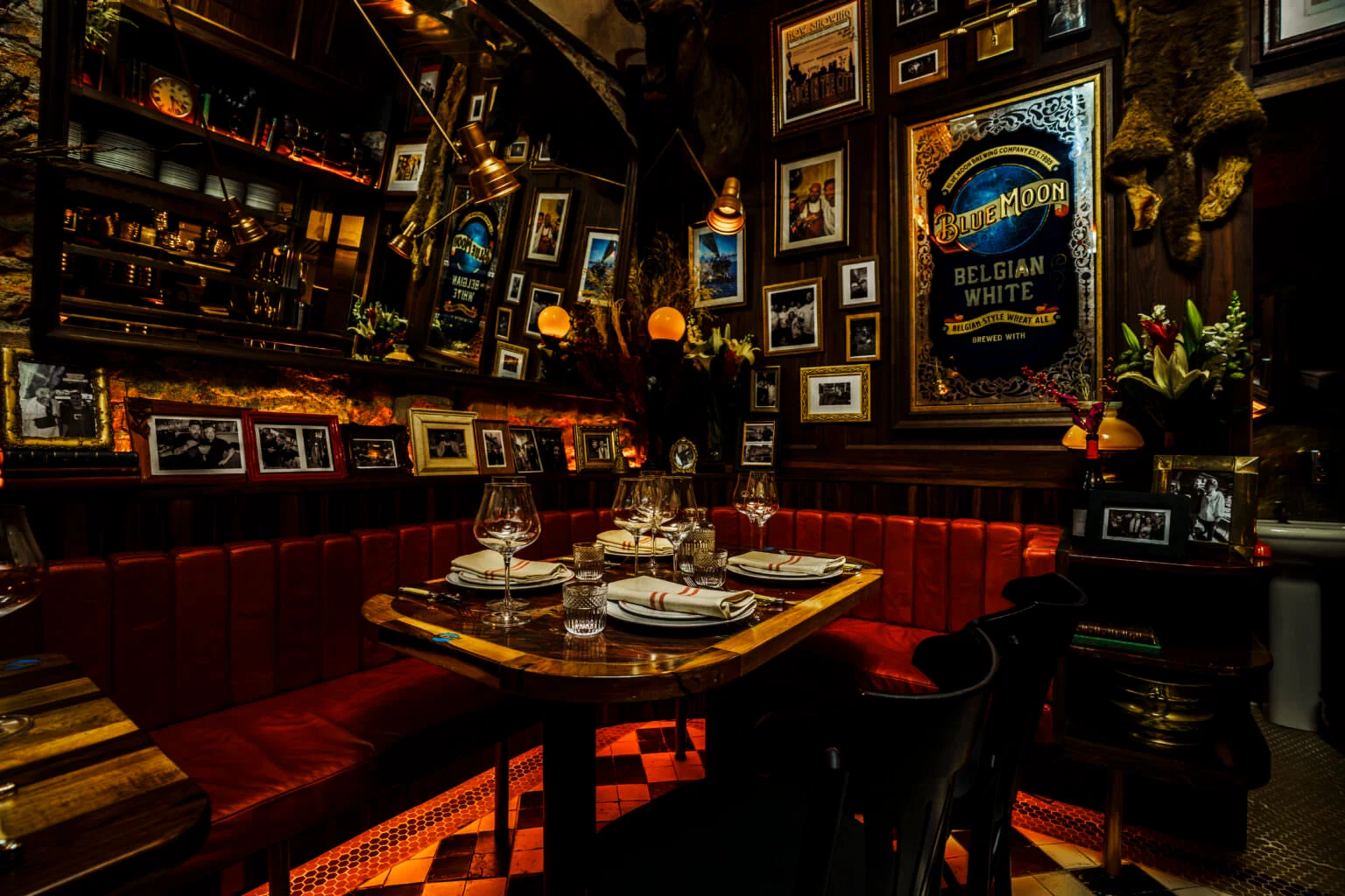 Prato montado sobre mesa de madeira no Holy Tavern