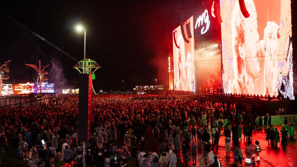 Palco Mundo iluminado durante a noite no Rock in Rio 2026, na Cidade do Rock