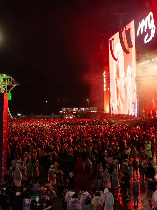 Palco Mundo iluminado durante a noite no Rock in Rio 2026, na Cidade do Rock