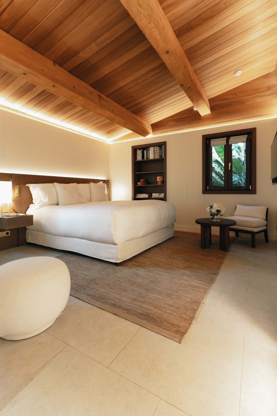 Quarto de bungalow do Épi 1959 com cama king e janela para o jardim