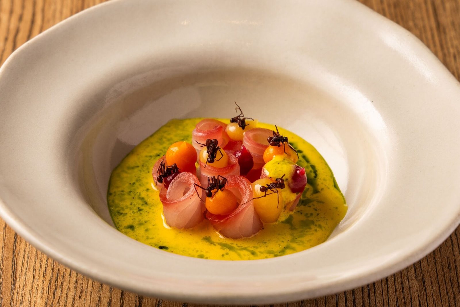 Ceviche Cacau do AMA.ZO, com tainha, leite de tigre de cacau e formigas-limão