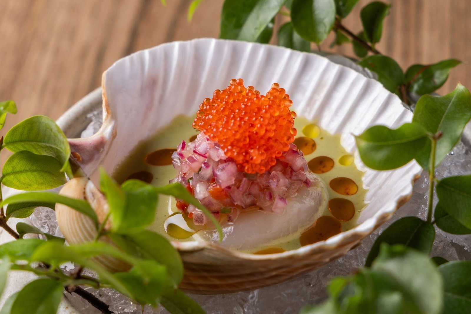 Concha a la Chalaca do AMA.ZO, vieira peruana servida na casca com ovas de tobiko