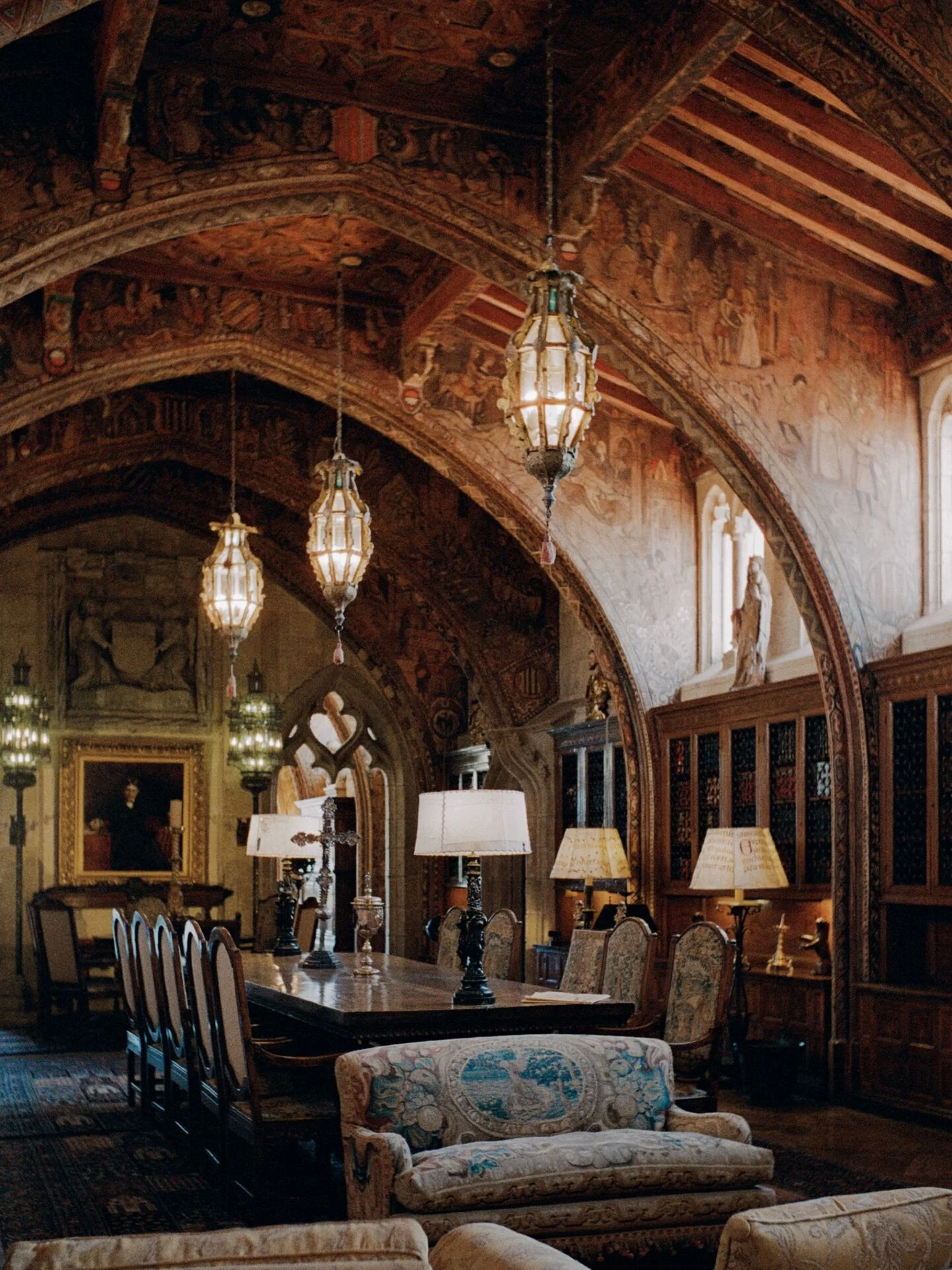 O Refeitório do Hearst Castle, com o coro catalão e os estandartes de Siena