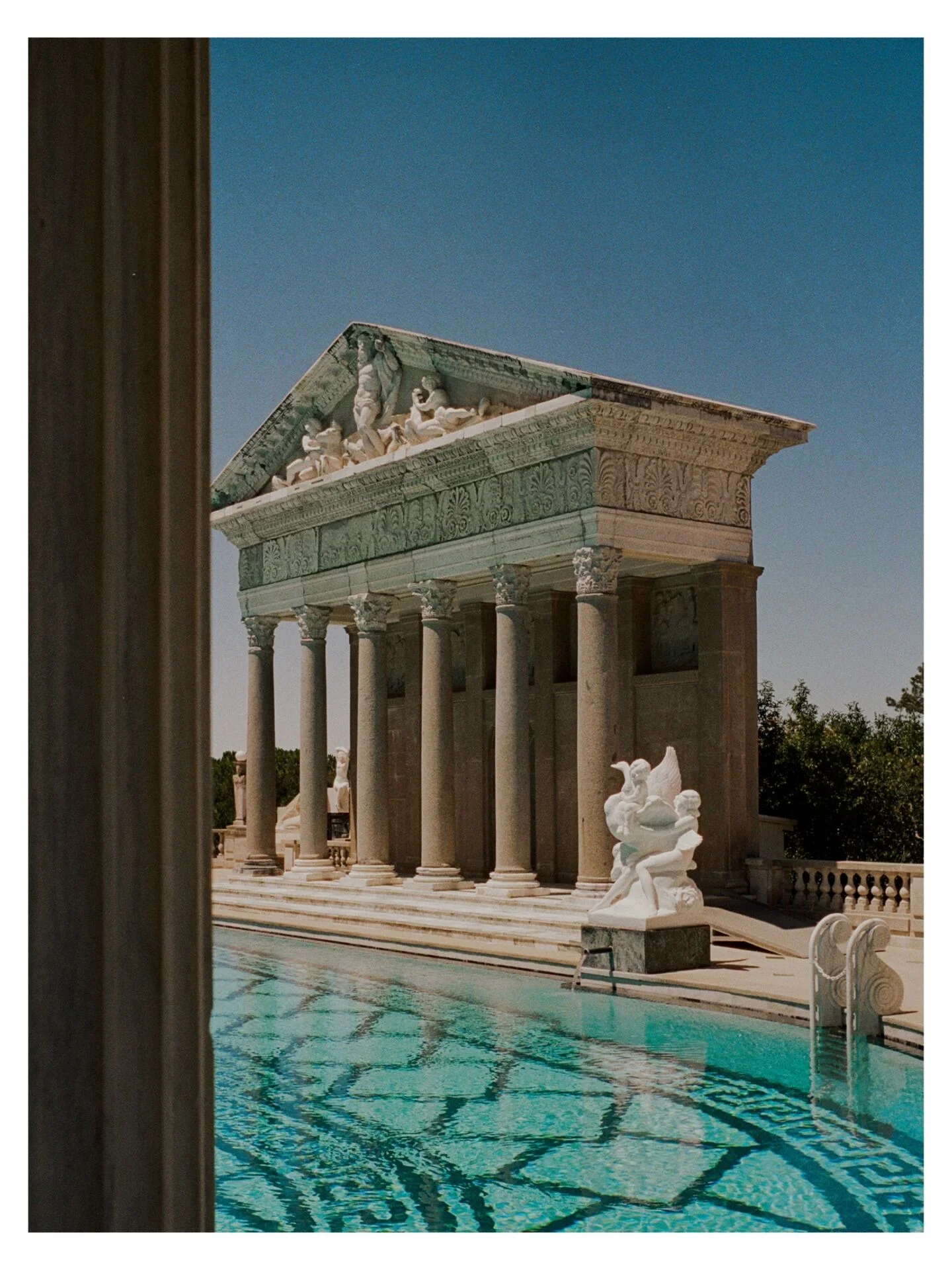Neptune Pool, no Hearst Castle, com a fachada do templo romano