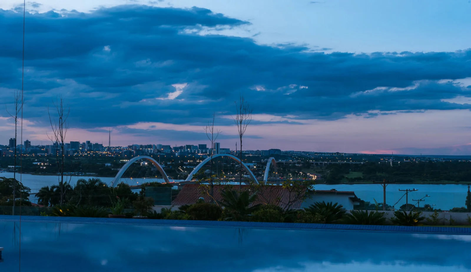 A Ponte JK vista da casa, sobre o Lago Paranoá