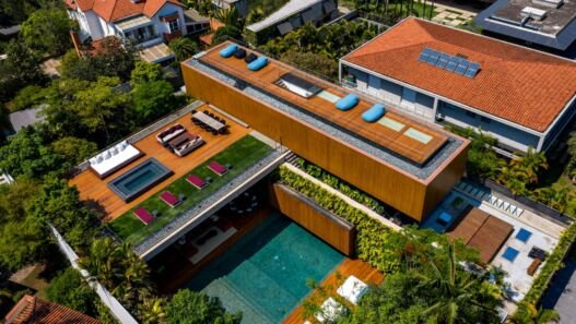 Vista aérea da casa de São Paulo projetada pelo MFMM, com a piscina ao centro