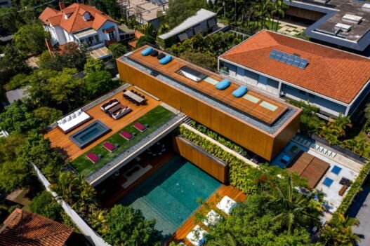 Vista aérea da casa de São Paulo projetada pelo MFMM, com a piscina ao centro