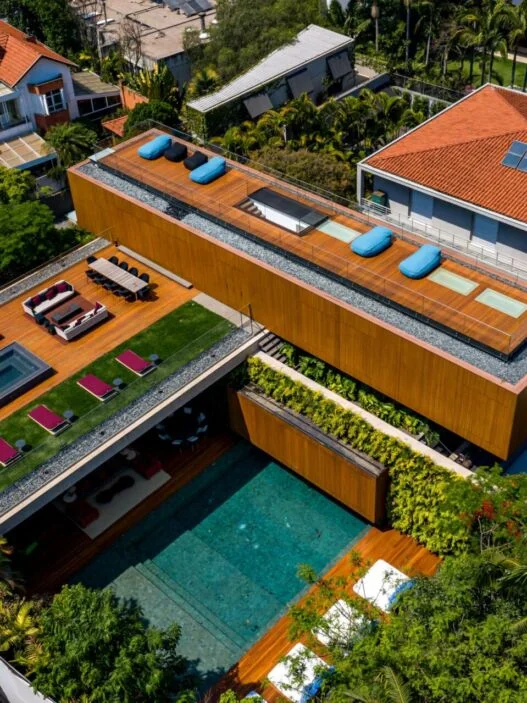 Vista aérea da casa de São Paulo projetada pelo MFMM, com a piscina ao centro
